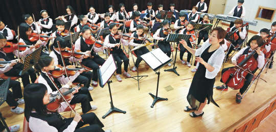 SK그룹 방과후 학교 '행복한학교'의 지원을 받는 대구 월암초등학교 합주단이 연주하는 모습. 이 합주단에서는 대구예술교육영재원에 합격하는 학생들을 매년 배출하는 등 성과를 거두고 있다.     SK그룹 제공